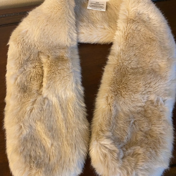 BCBG Generation Women’s  Light Brown Faux Fur Scarf Winter Accessory - Picture 5 of 7